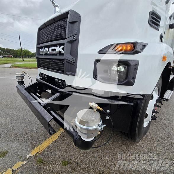 Mack MD7 油罐车