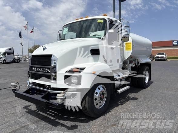Mack MD7 油罐车