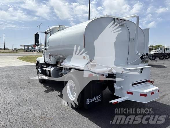 Mack MD7 油罐车