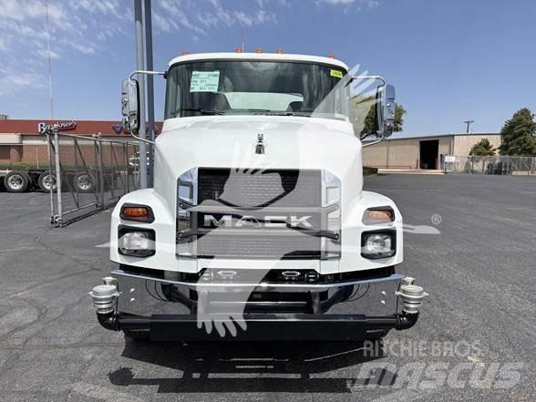 Mack MD7 油罐车