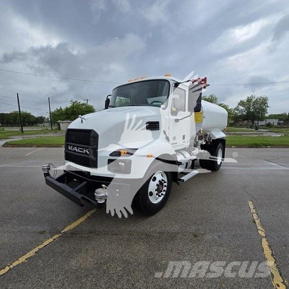 Mack MD7 油罐车
