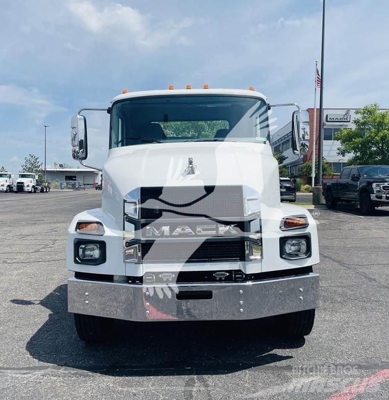 Mack MD7 平板车