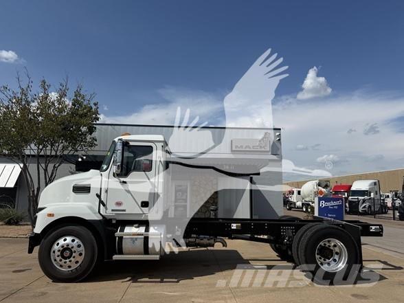 Mack MD7 平板车
