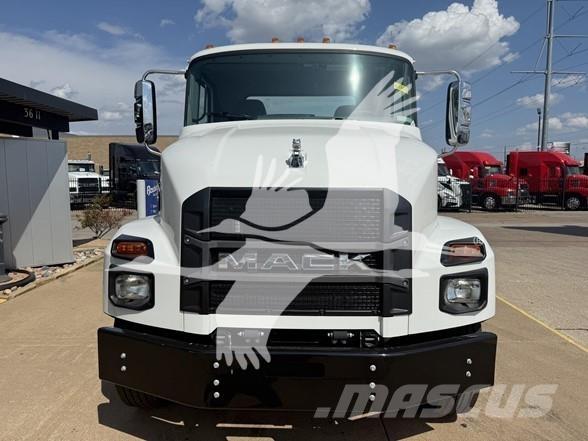 Mack MD7 平板车