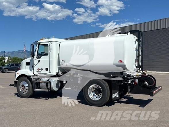 Mack MD7 油罐车