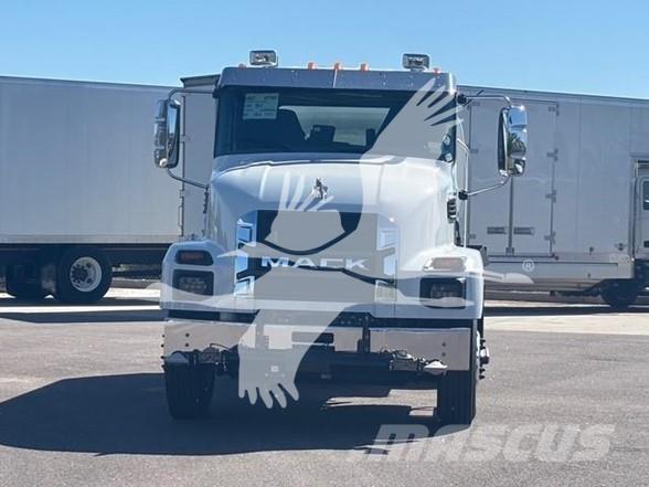 Mack MD7 油罐车