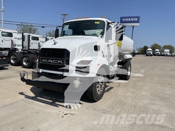 Mack MD7 油罐车