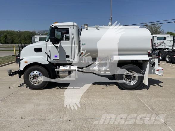 Mack MD7 油罐车
