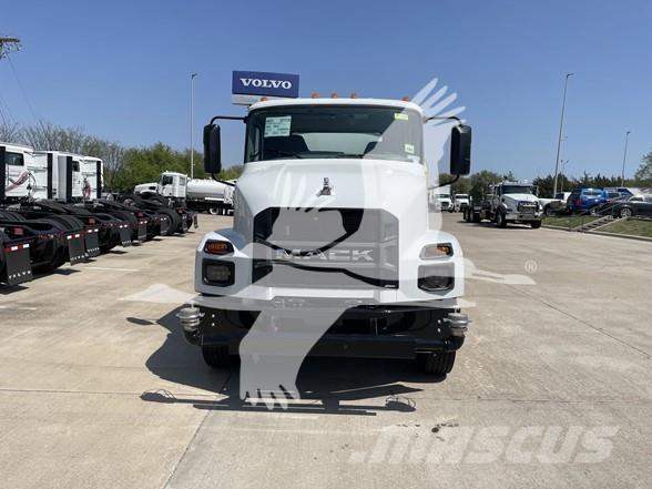 Mack MD7 油罐车