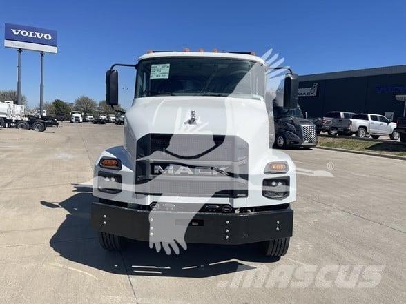 Mack MD7 自卸式货车