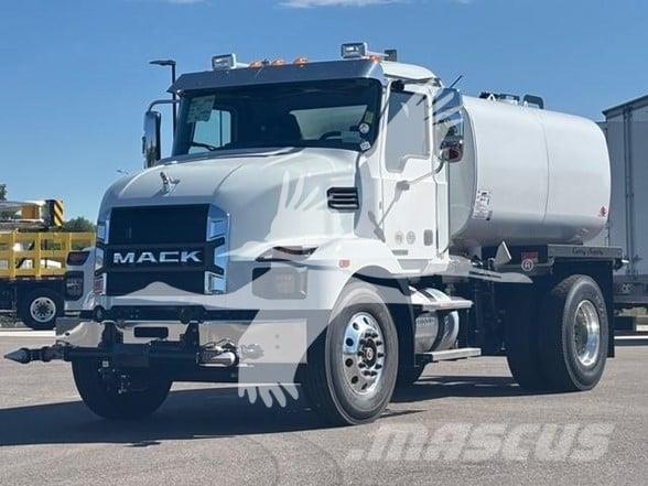 Mack MD7 油罐车