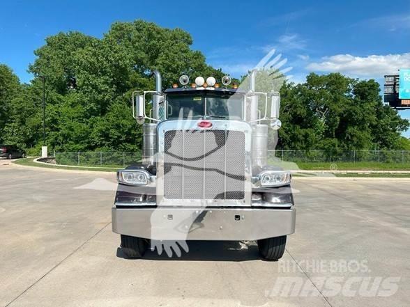 Peterbilt 388 牵引车