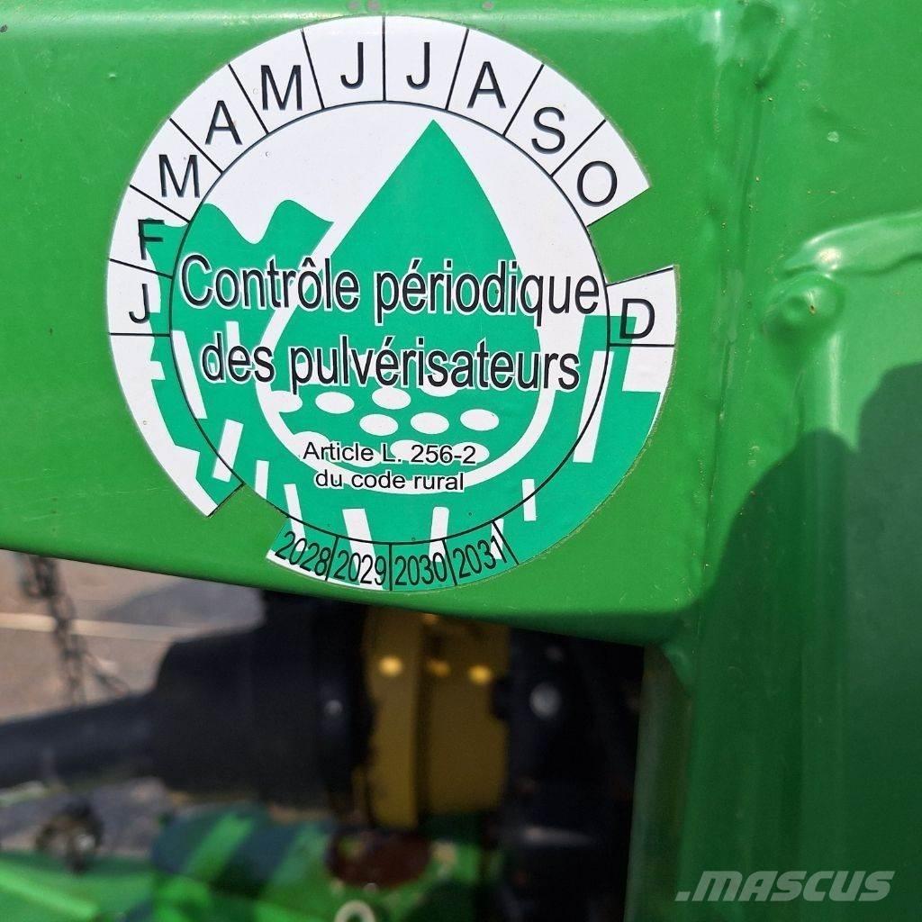 John Deere 732 牵引式喷雾机