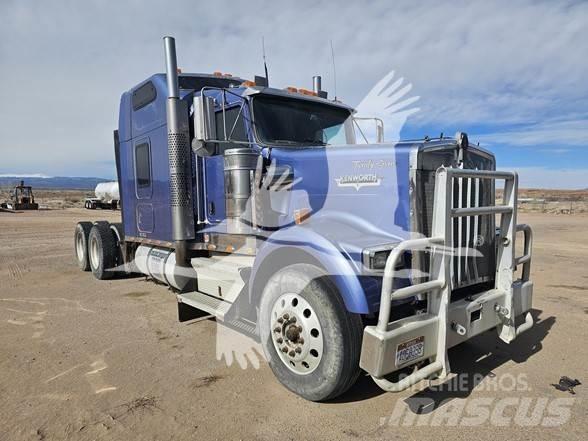 Kenworth W900 牵引车
