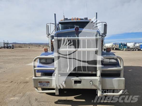 Kenworth W900 牵引车