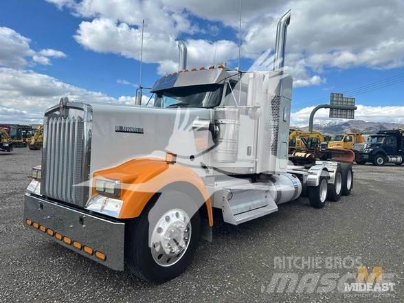 Kenworth W900 牵引车