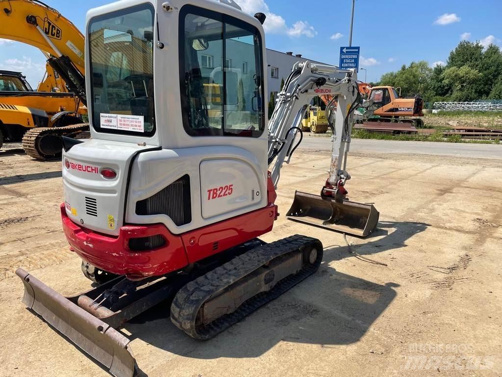 Takeuchi TB225 小型挖掘机