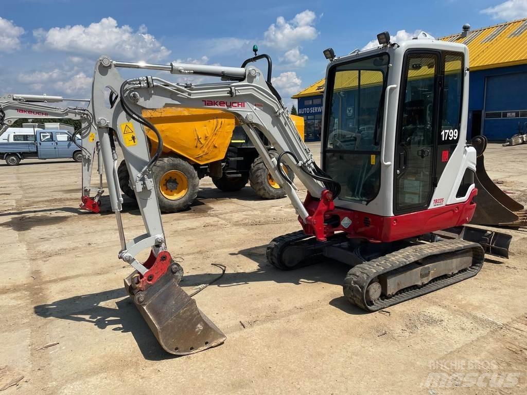 Takeuchi TB225 小型挖掘机