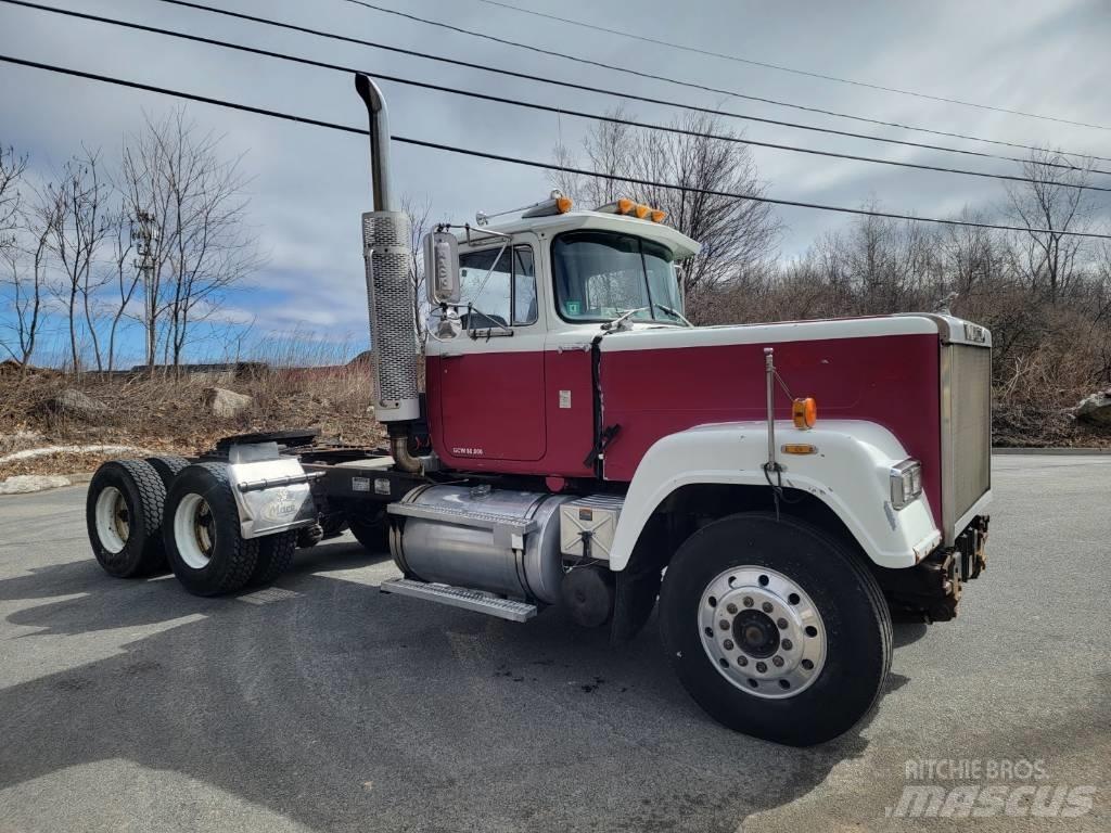 Mack RW613 牵引车