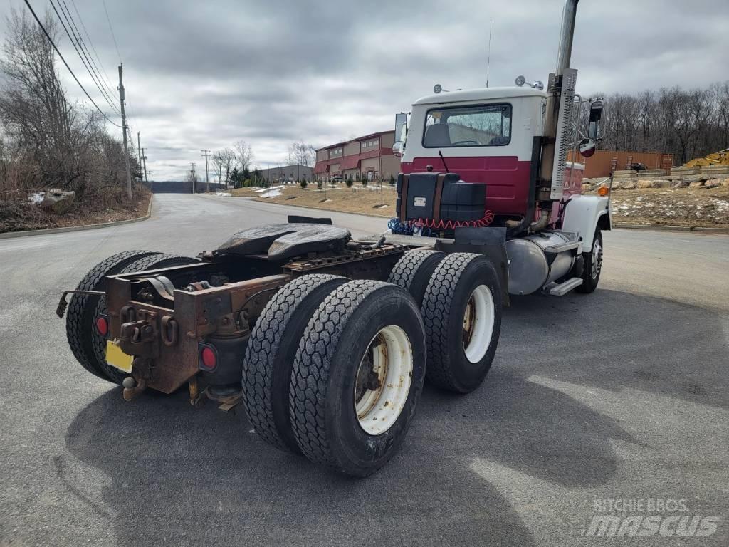 Mack RW613 牵引车