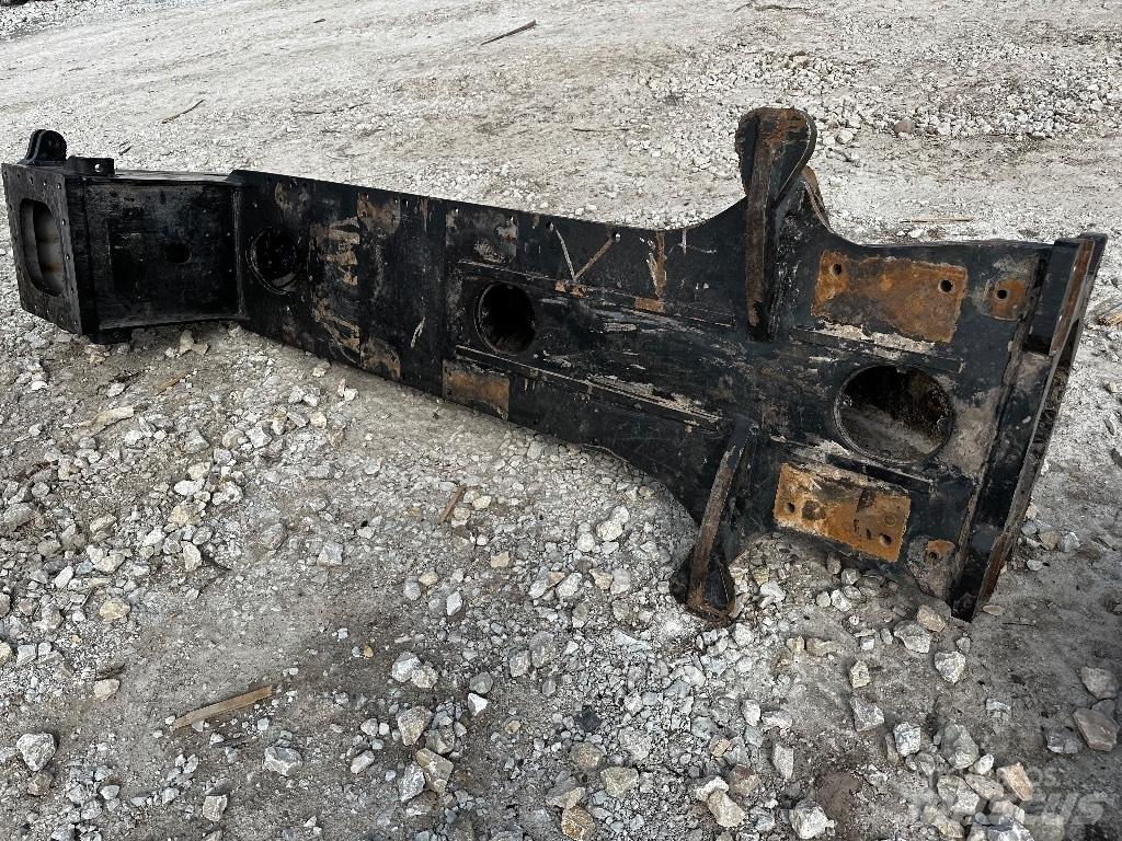 Komatsu 895 底盘和悬架