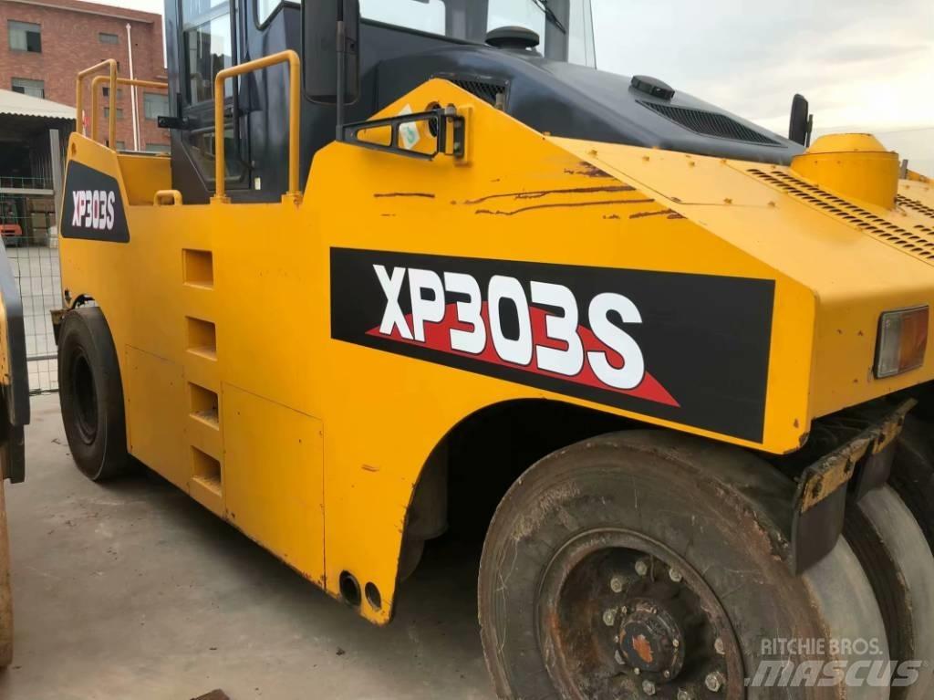 XCMG XP303 胶轮压路机