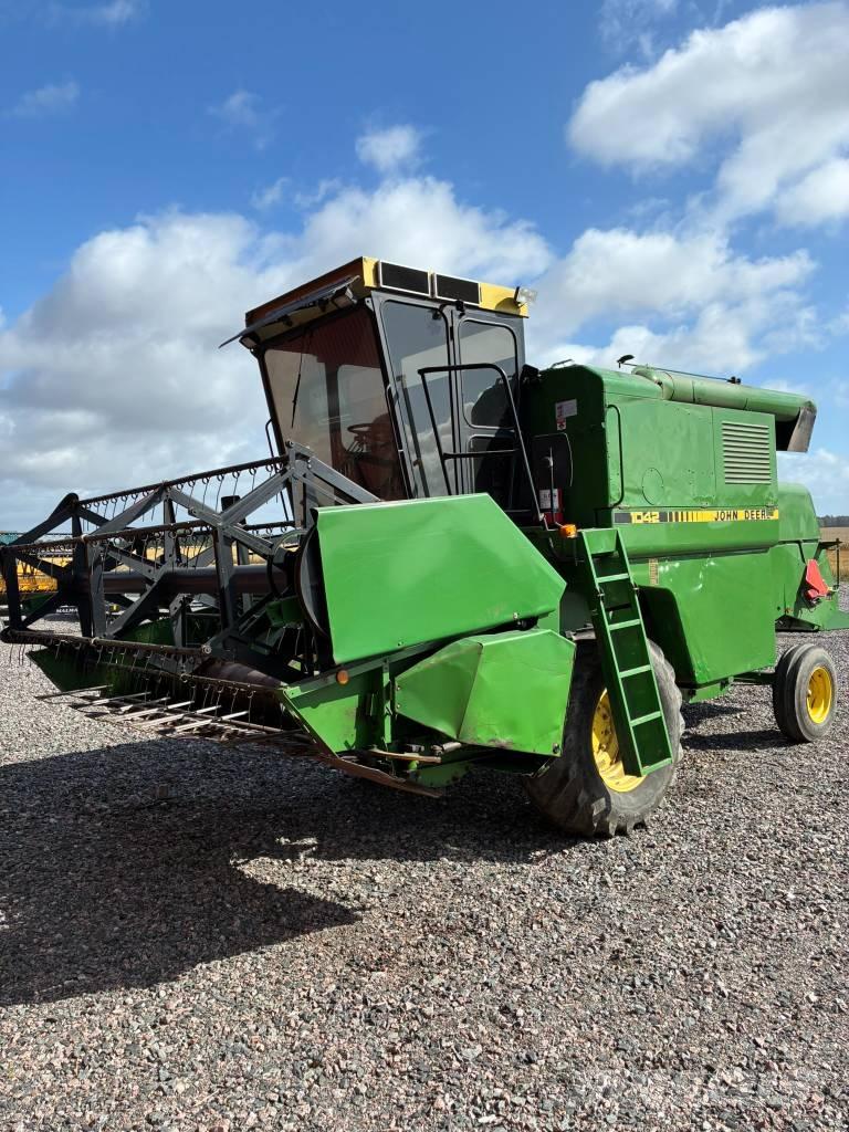 John Deere 1042 联合收割机