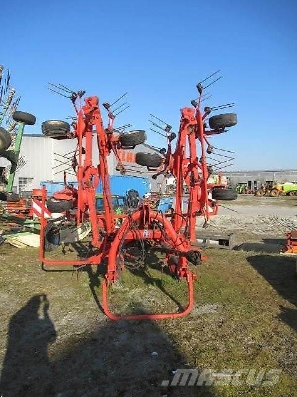 Kuhn GF8702 犁耙和摊草机