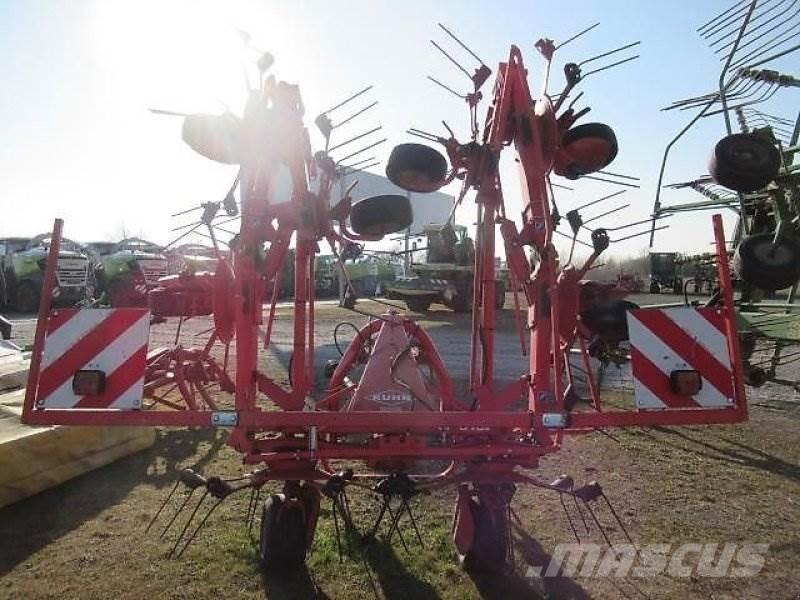 Kuhn GF8702 犁耙和摊草机