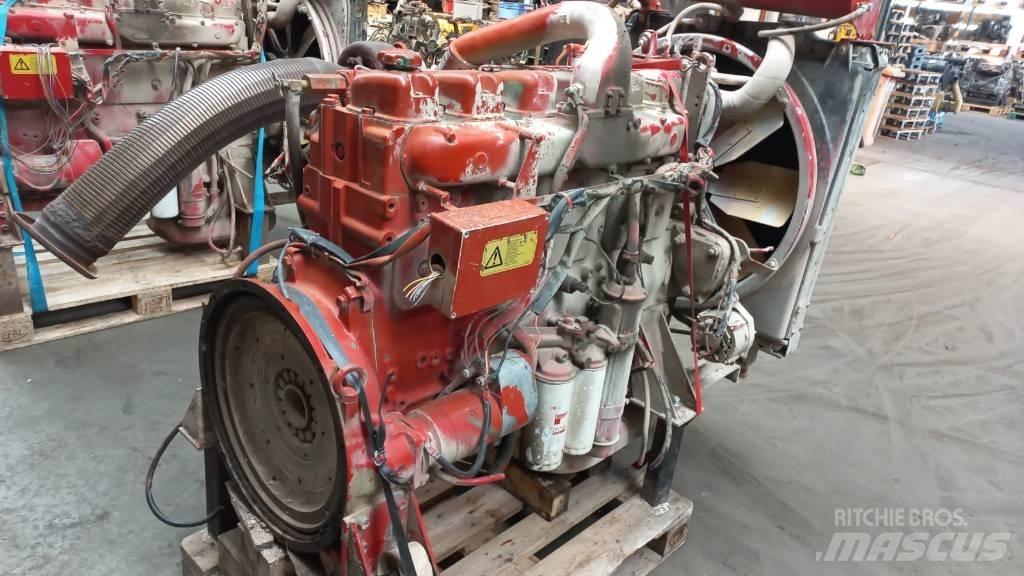 Volvo TD121G 发动机