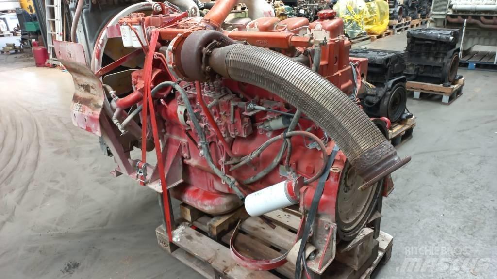 Volvo TD121G 发动机