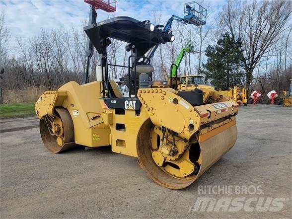 CAT CB64 单轮压路机
