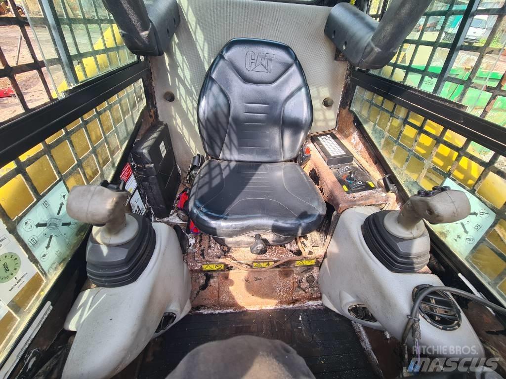 CAT 236 B 小型装载机