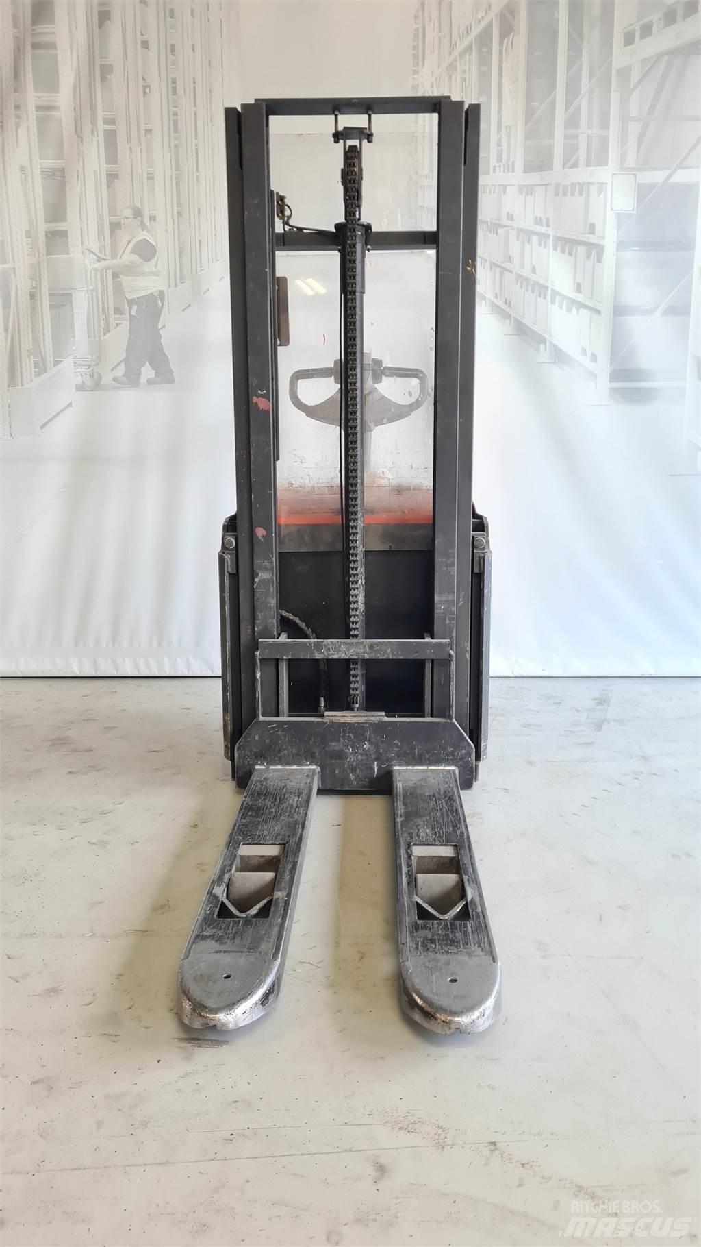 Toyota SWE120 手推堆垛车
