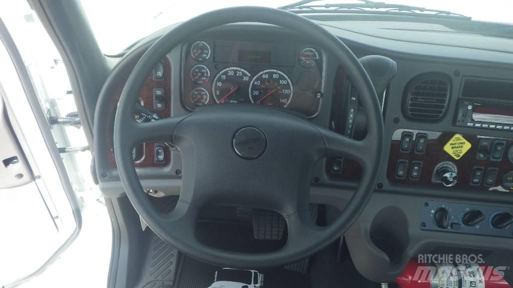 Freightliner M2106 平板车