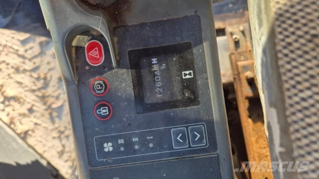 JCB JS 130 履带挖掘机