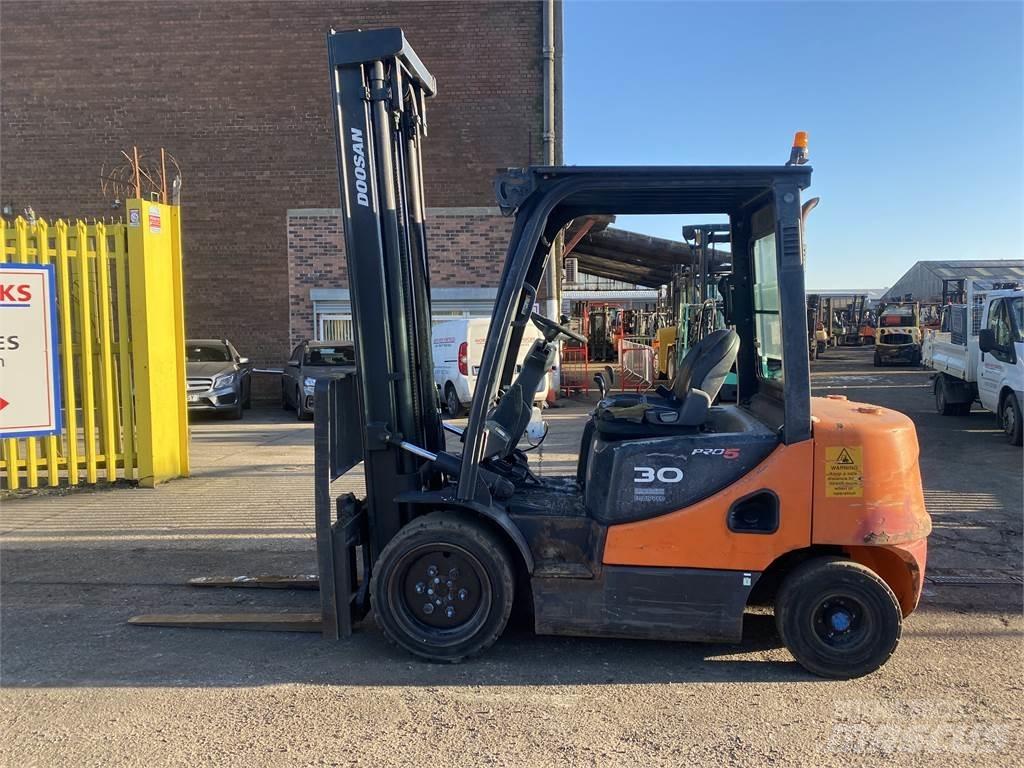 Doosan D30S-5 柴油叉车