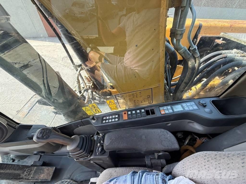 CAT M 322 D 轮式挖掘机
