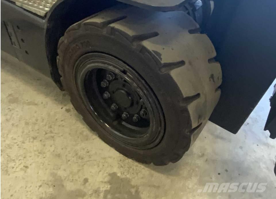 Doosan B 25 X-7 电动叉车