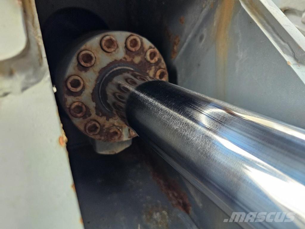 Terex TM350 工业挖掘机