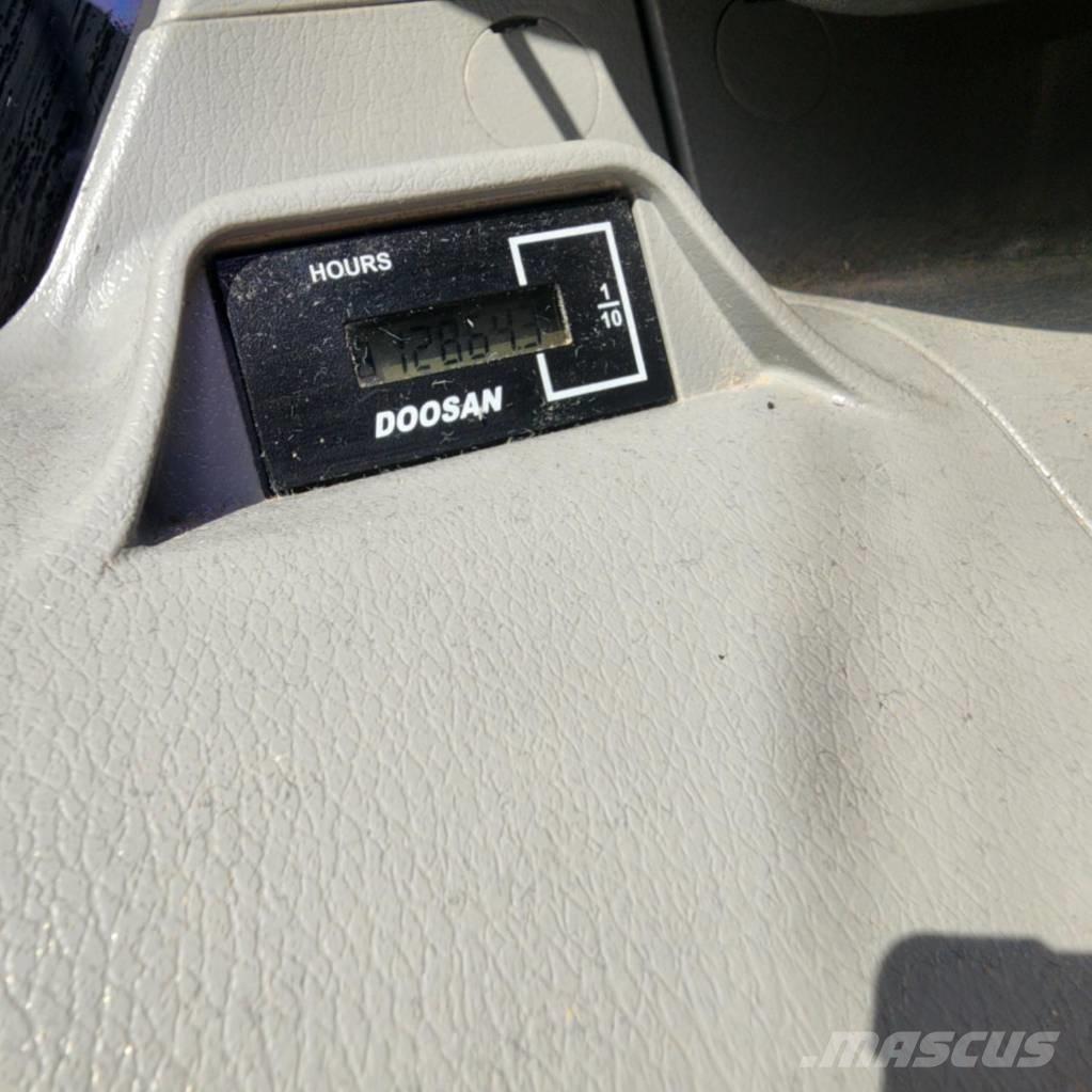 Doosan DX300LC-5L 履带挖掘机