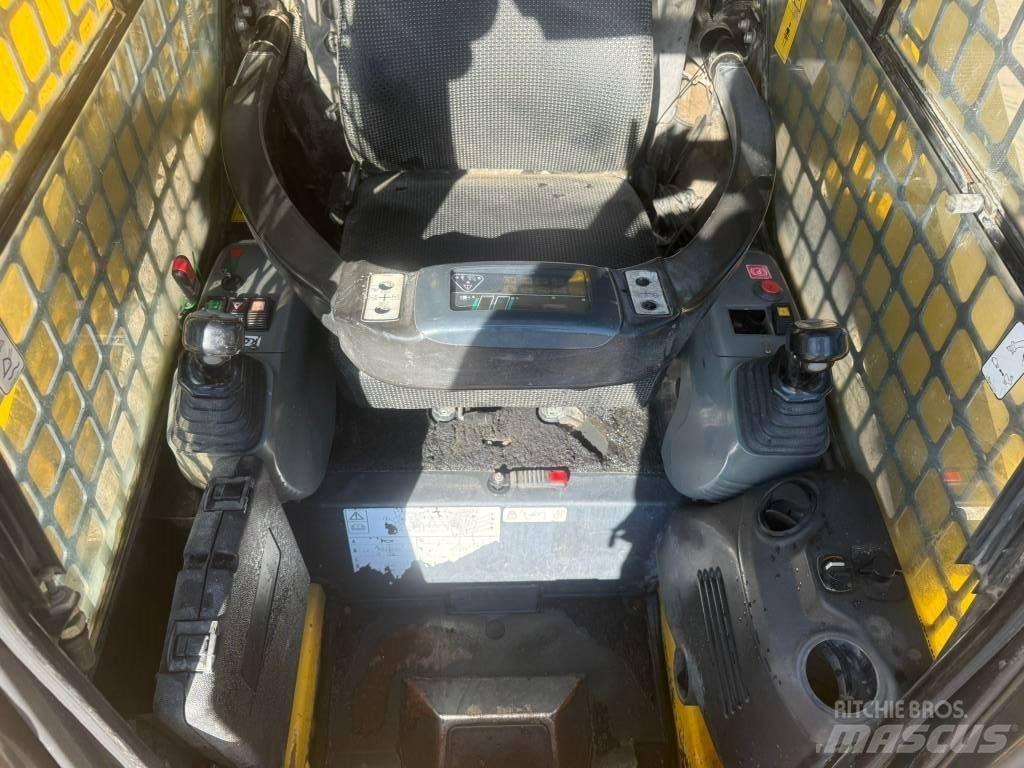 Komatsu SK 820-5 滑移装载机