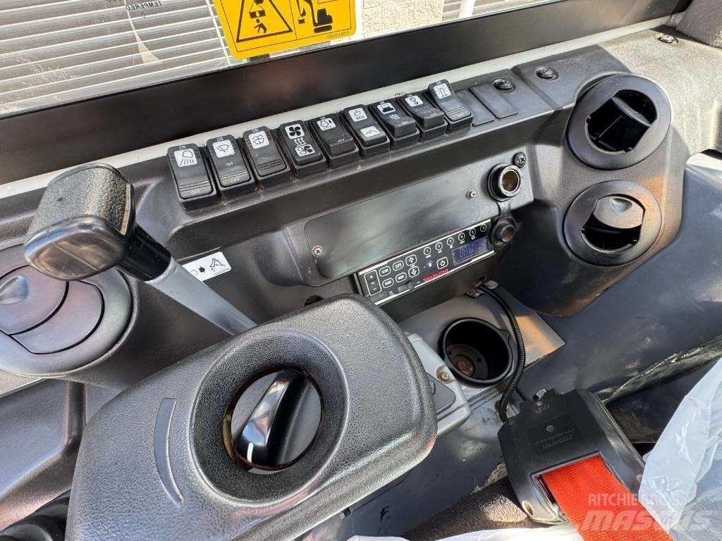 Takeuchi TB 230 小型挖掘机