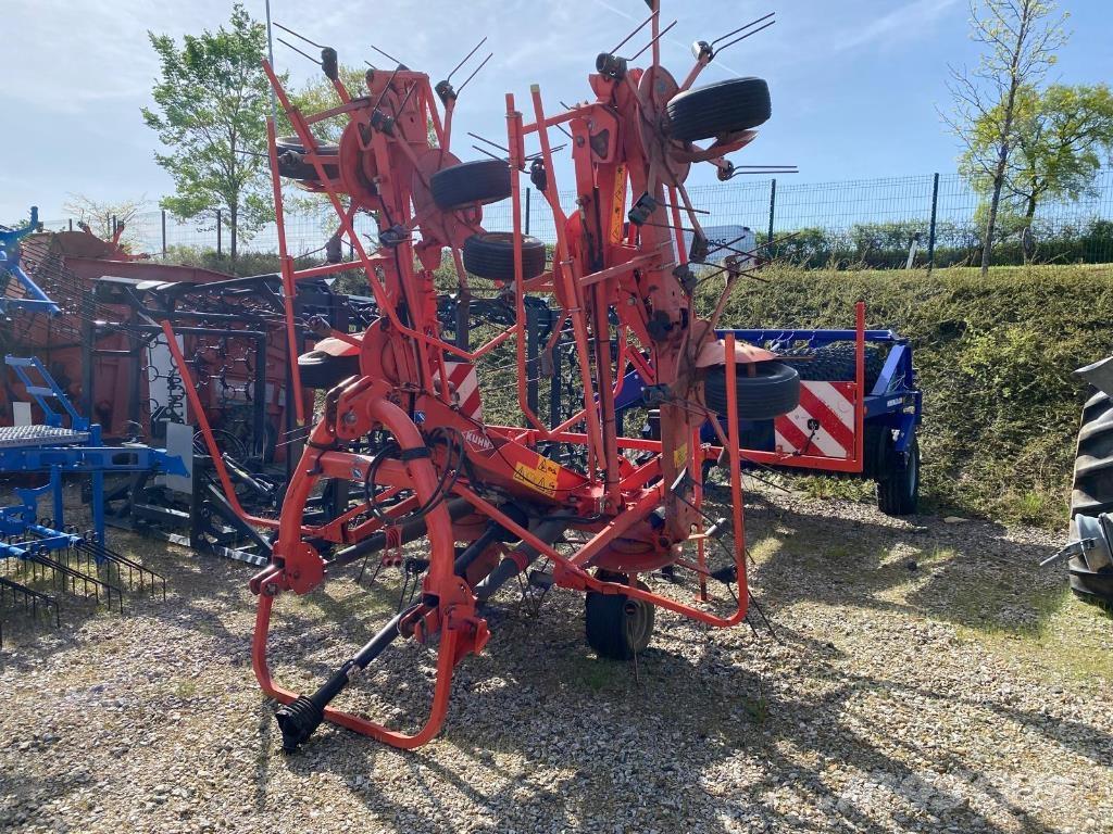 Kuhn GF8702 犁耙和摊草机