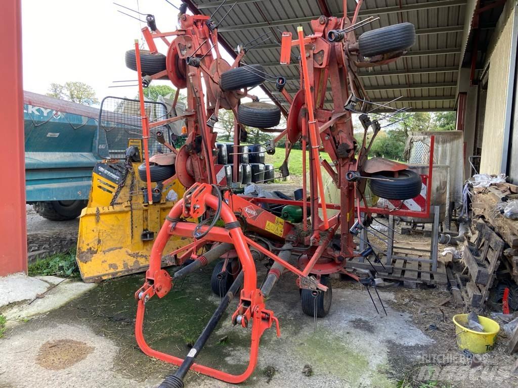 Kuhn GF8702 犁耙和摊草机