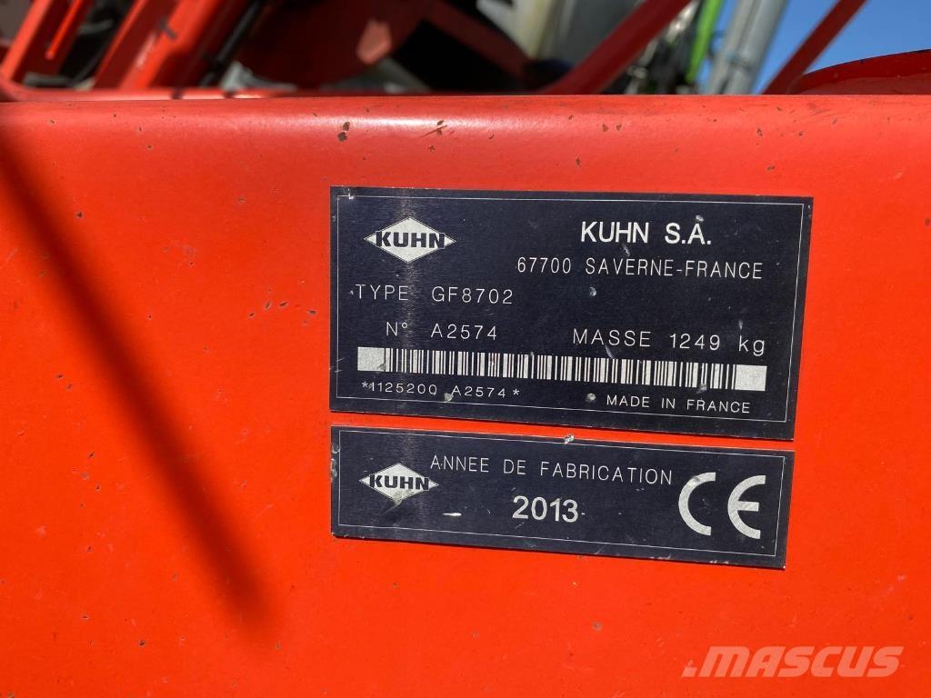 Kuhn GF8702 犁耙和摊草机