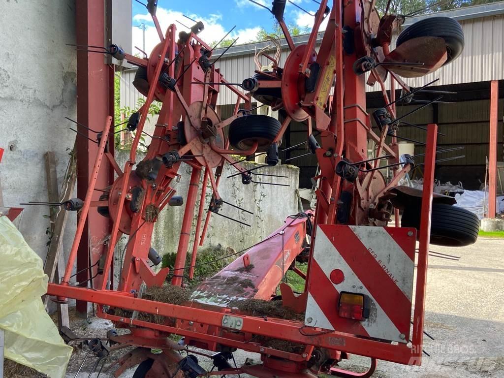 Kuhn GF8702 犁耙和摊草机