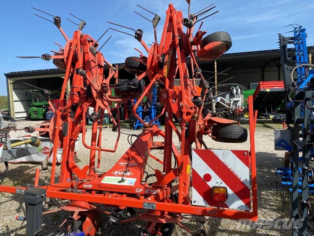 Kuhn GF8702 犁耙和摊草机