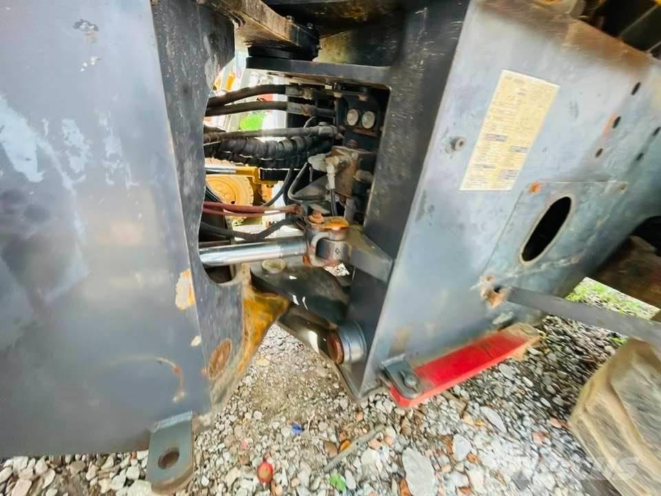 Komatsu WA320 轮式装载机