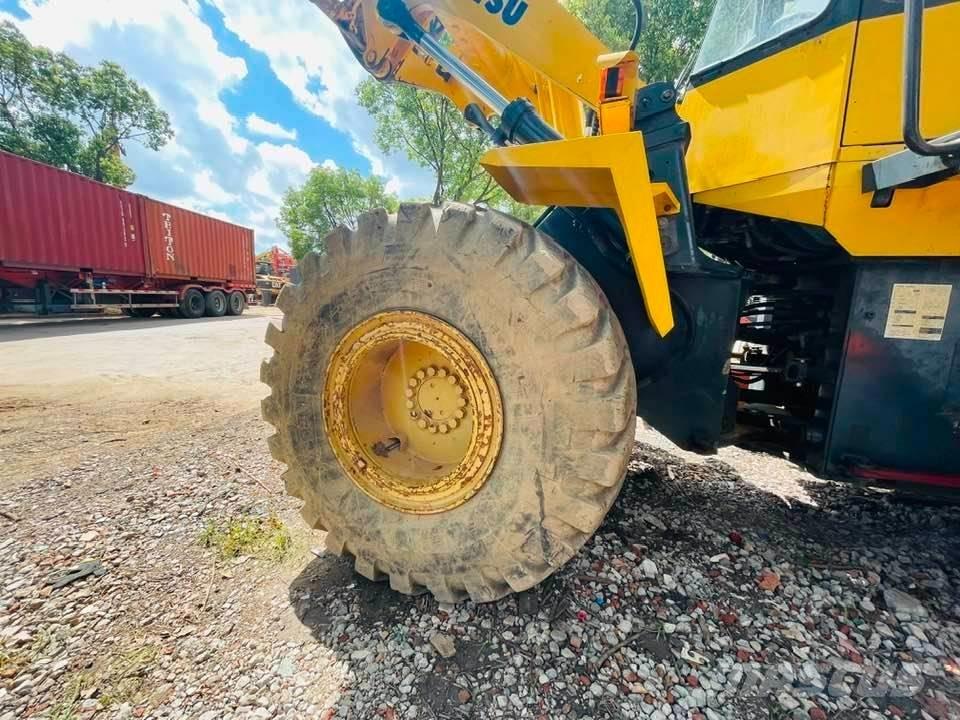 Komatsu WA320 轮式装载机
